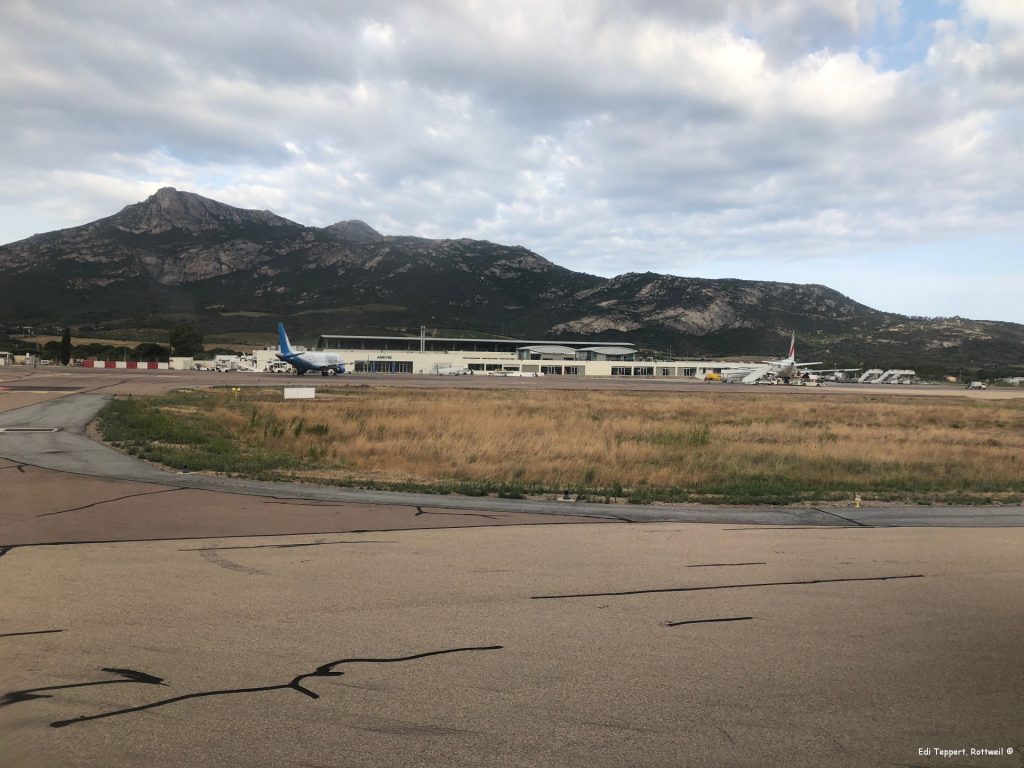 Der kleine Beschauliche Flughafen in Calvi, dahinter die Berge des Nordens