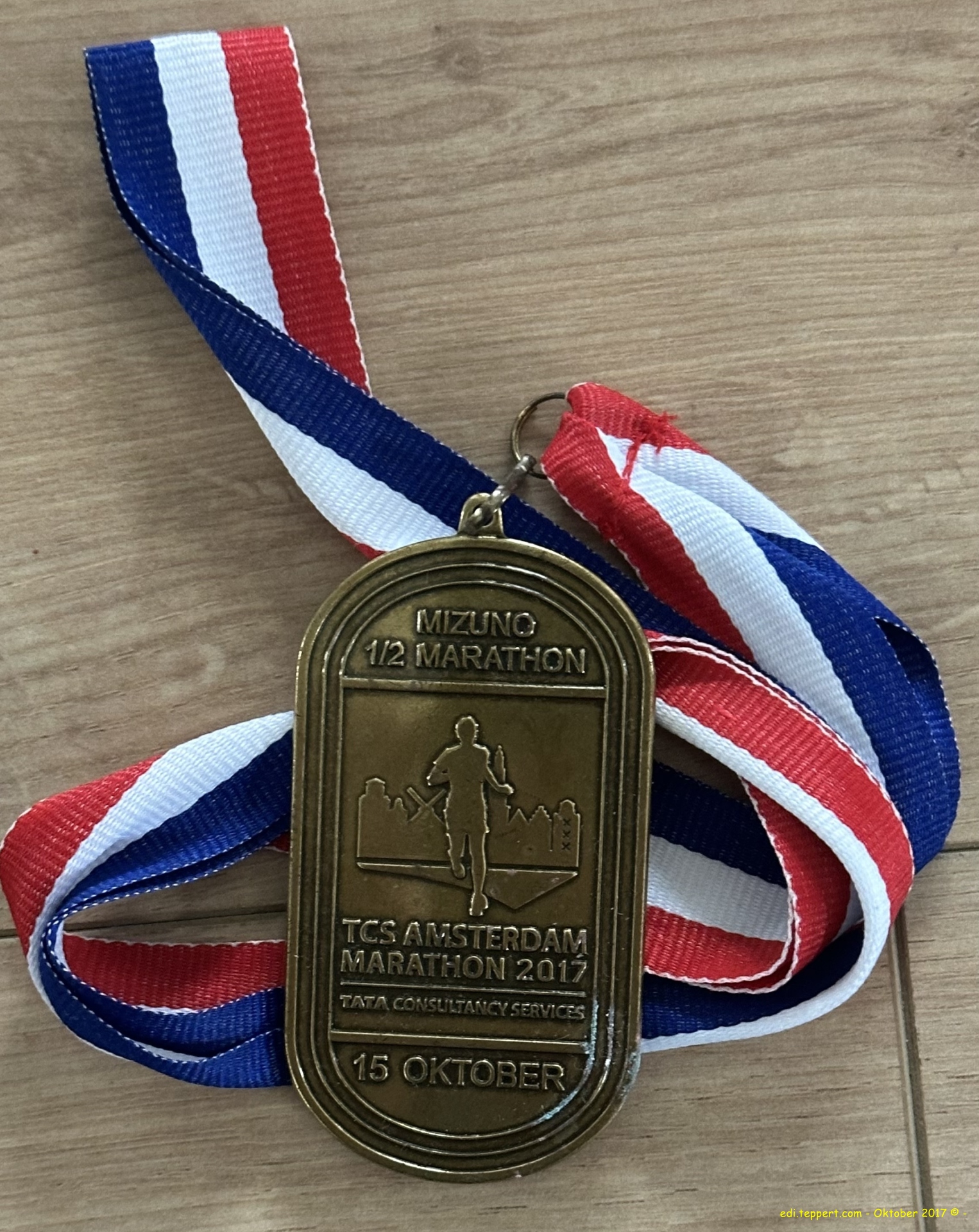 Die Medaille vom TCS Amsterdam Marathon am 15. November 2017