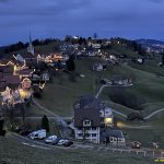 Schwellbrunn in der Abenddämmerung mit beleuchteten Häusern