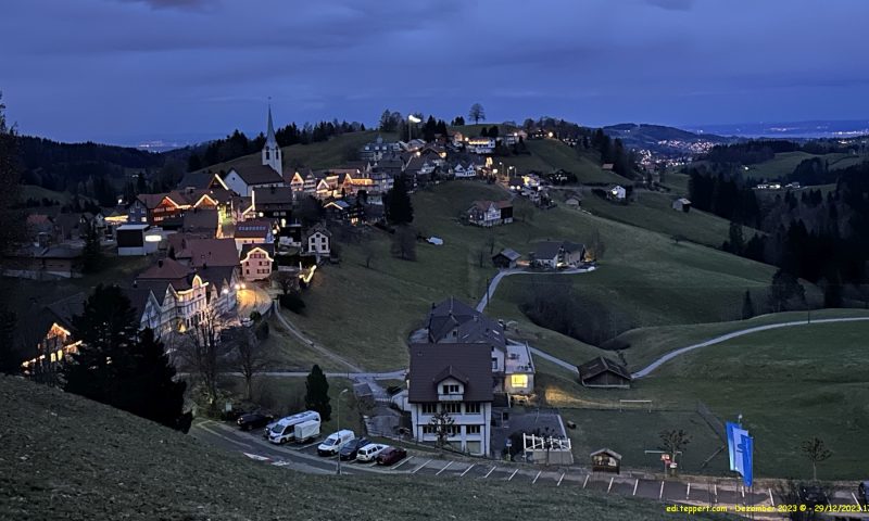 Schwellbrunn in der Abenddämmerung mit beleuchteten Häusern