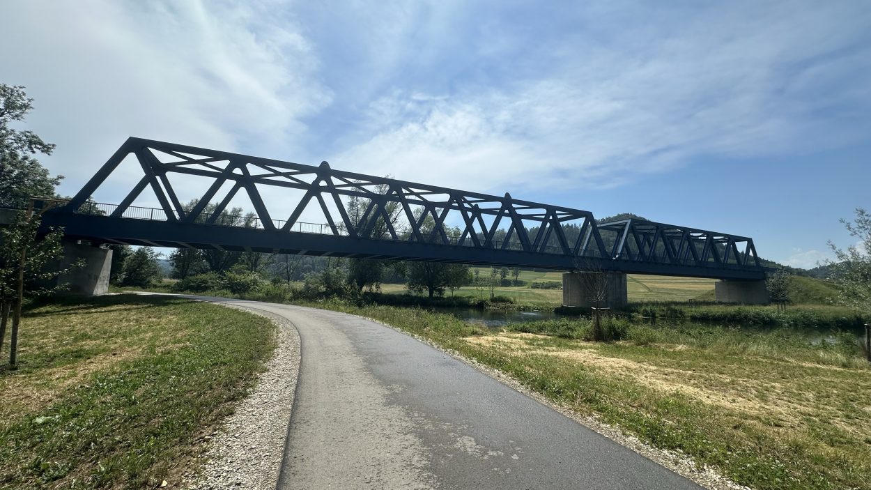 Die neue Eisenbahn Brücke bei Fridingen Richtung Mühlheim