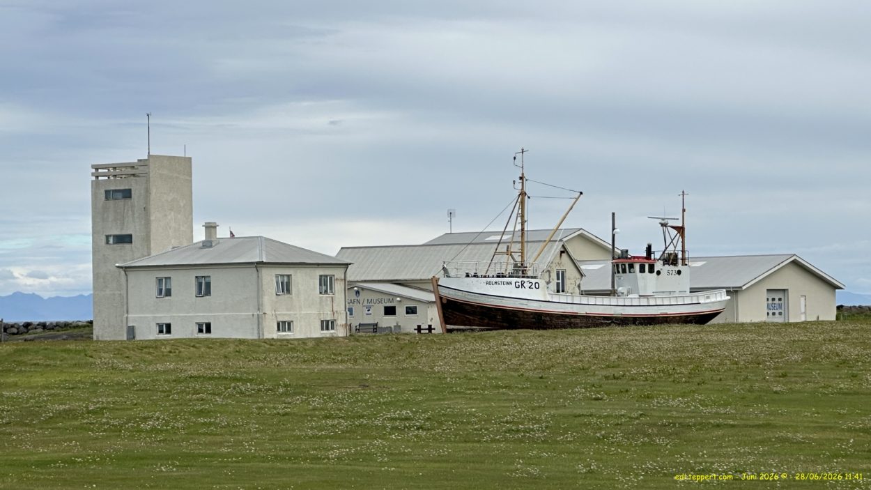 Die Gebäude vor dem neuen Leuchtturm und das alte Schiff