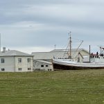 Die Gebäude vor dem neuen Leuchtturm und das alte Schiff