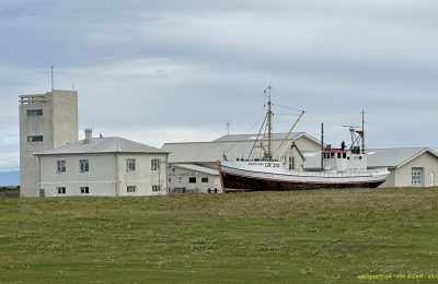 Die Gebäude vor dem neuen Leuchtturm und das alte Schiff