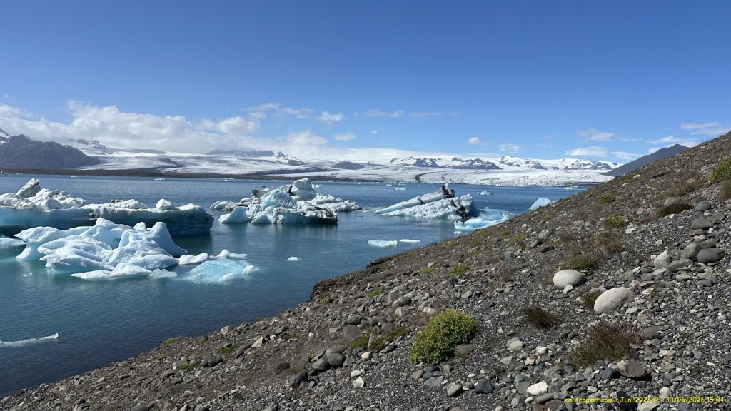 Die Gletscher Lagune vor einer Gletscherzunge des Vätnajökull