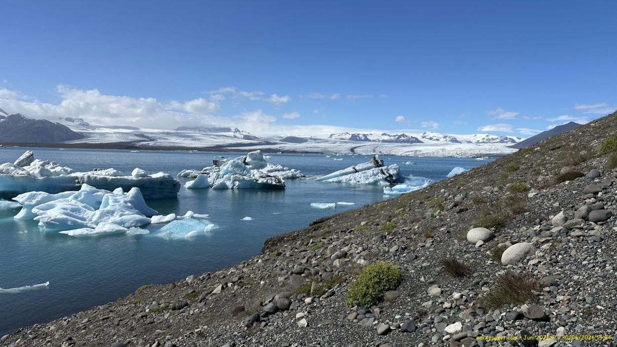 Die Gletscher Lagune vor einer Gletscherzunge des Vätnajökull