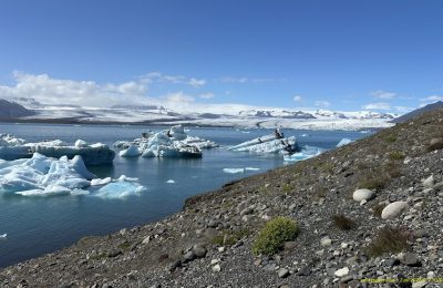 Die Gletscher Lagune vor einer Gletscherzunge des Vätnajökull