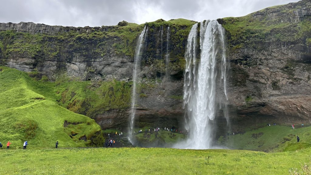Der Seljandsfoss bei dem man hinter dem Wasserfall durchlaufen kann