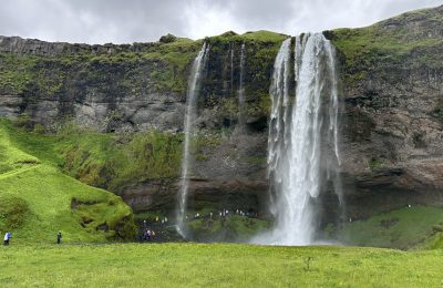 Der Seljandsfoss bei dem man hinter dem Wasserfall durchlaufen kann